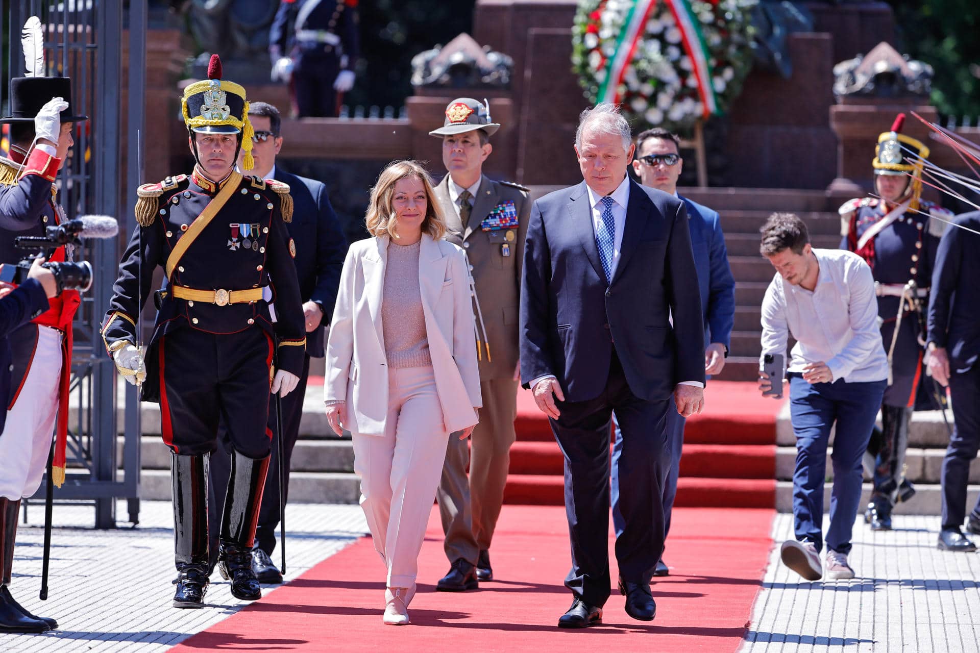 La primera ministra italiana, Giorgia Meloni (ci), acompañada por el canciller argentino, Gerardo Werthein (cd), salen después de entregar una ofrenda en el monumento al General San Martín este miércoles en Buenos Aires (Argentina). EFE/Juan Ignacio Roncoroni