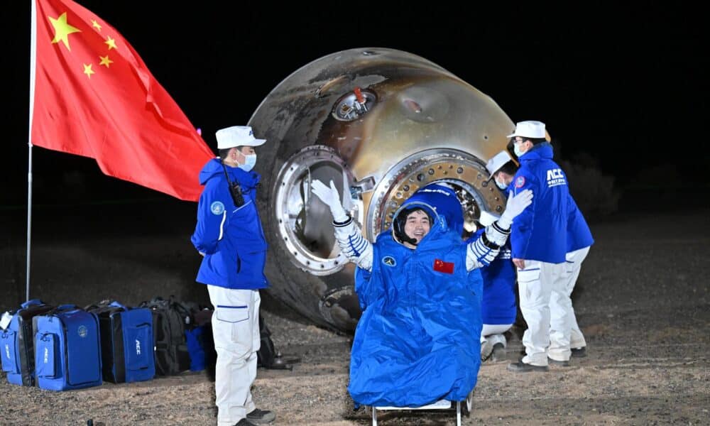 El astronauta chino Ye Guangfu saluda después de ser retirado de la cápsula de regreso de la nave espacial tripulada Shenzhou-18 en el sitio de aterrizaje Dongfeng, en la región autónoma de Mongolia Interior, al norte de China, 04 de noviembre de 2024. EFE/XINHUA