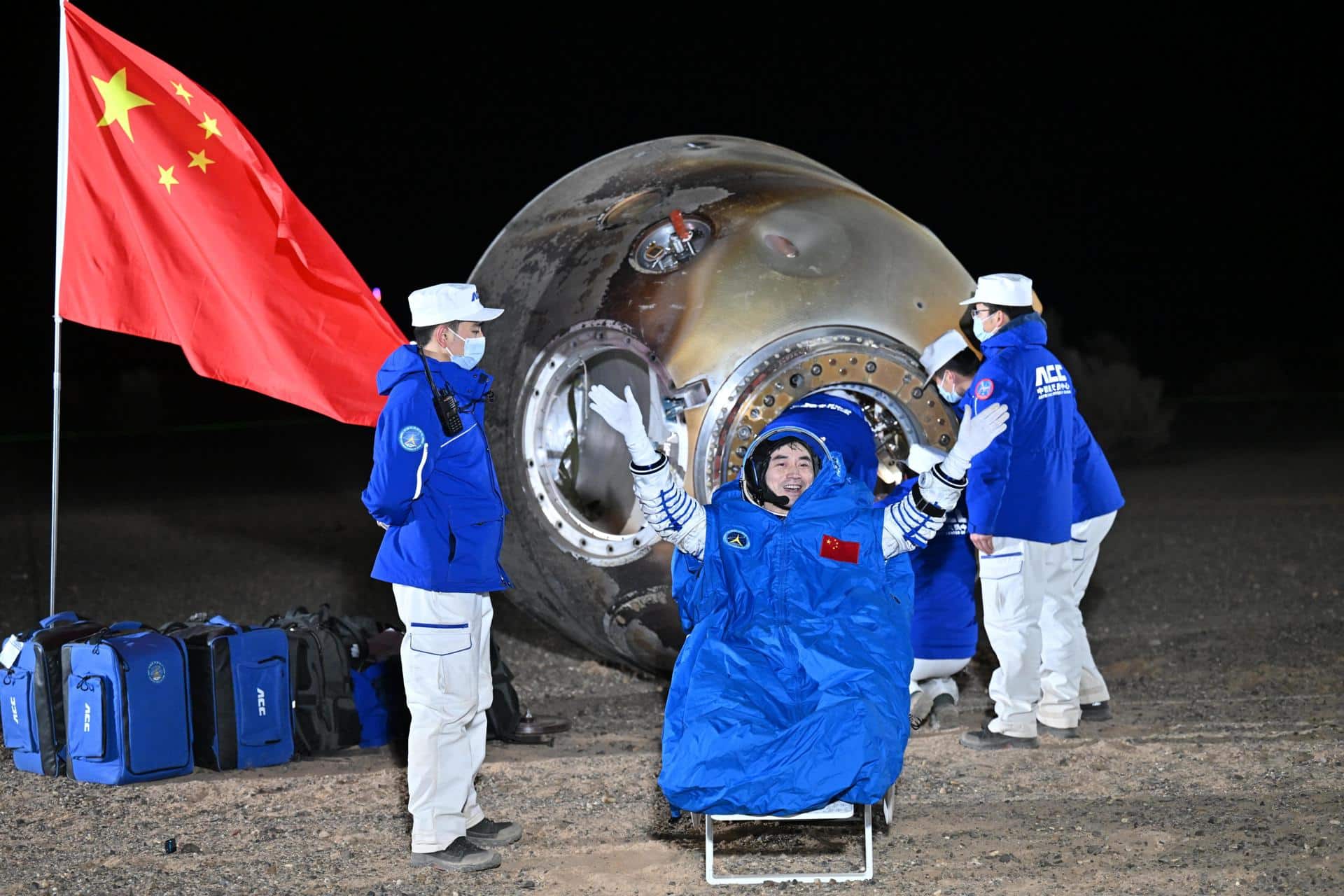 El astronauta chino Ye Guangfu saluda después de ser retirado de la cápsula de regreso de la nave espacial tripulada Shenzhou-18 en el sitio de aterrizaje Dongfeng, en la región autónoma de Mongolia Interior, al norte de China, 04 de noviembre de 2024. EFE/XINHUA