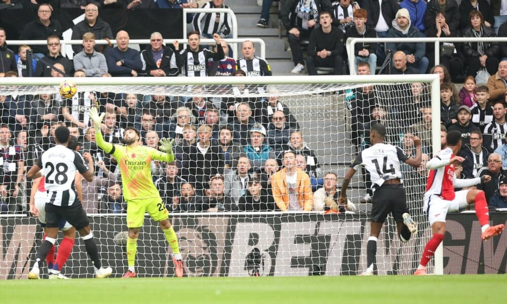 El delantero sueco del Newcastle Alexander Isak (2-d) logra el 1-0 durante el partido de la Premier League que han jugado Newcastle United y Arsenal FC, en Newcastle, Reino Unido. EFE/EPA/ADAM VAUGHAN