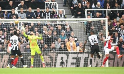 El delantero sueco del Newcastle Alexander Isak (2-d) logra el 1-0 durante el partido de la Premier League que han jugado Newcastle United y Arsenal FC, en Newcastle, Reino Unido. EFE/EPA/ADAM VAUGHAN