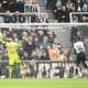 El delantero sueco del Newcastle Alexander Isak (2-d) logra el 1-0 durante el partido de la Premier League que han jugado Newcastle United y Arsenal FC, en Newcastle, Reino Unido. EFE/EPA/ADAM VAUGHAN