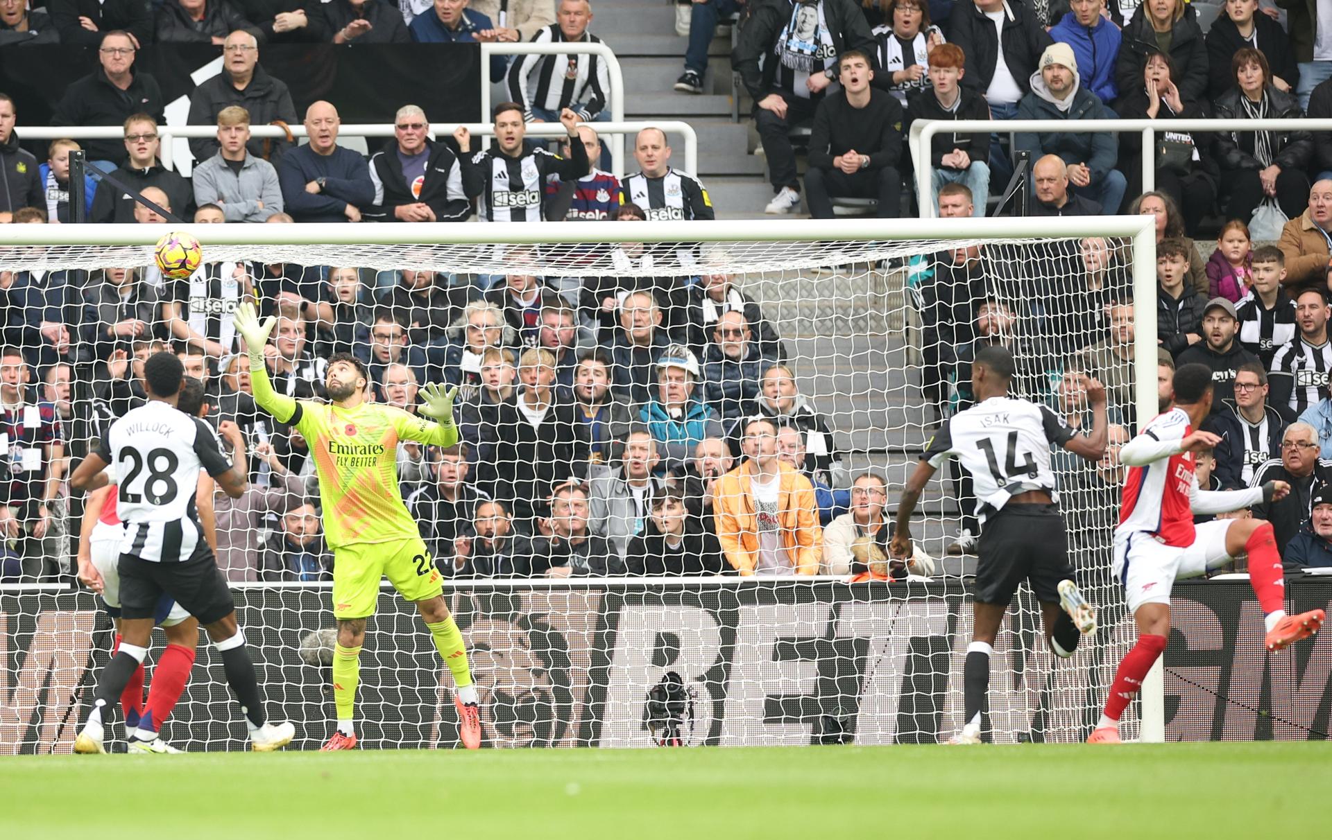 El delantero sueco del Newcastle Alexander Isak (2-d) logra el 1-0 durante el partido de la Premier League que han jugado Newcastle United y Arsenal FC, en Newcastle, Reino Unido. EFE/EPA/ADAM VAUGHAN