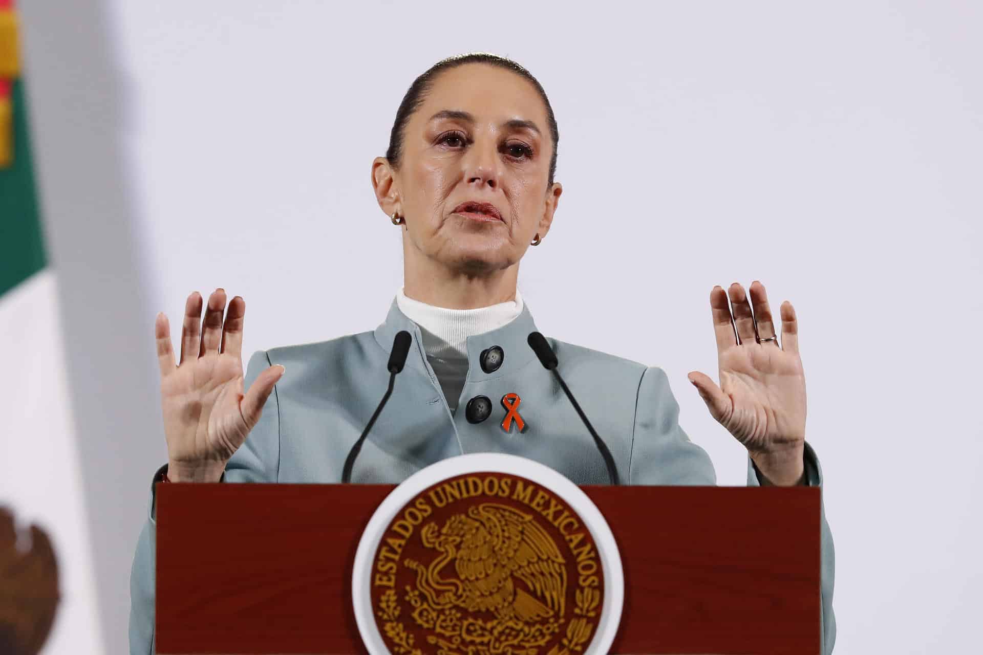 La presidenta de México, Claudia Sheinbaum, participa durante su rueda de prensa este lunes, en Palacio Nacional en Ciudad de México (México). EFE/ Mario Guzmán