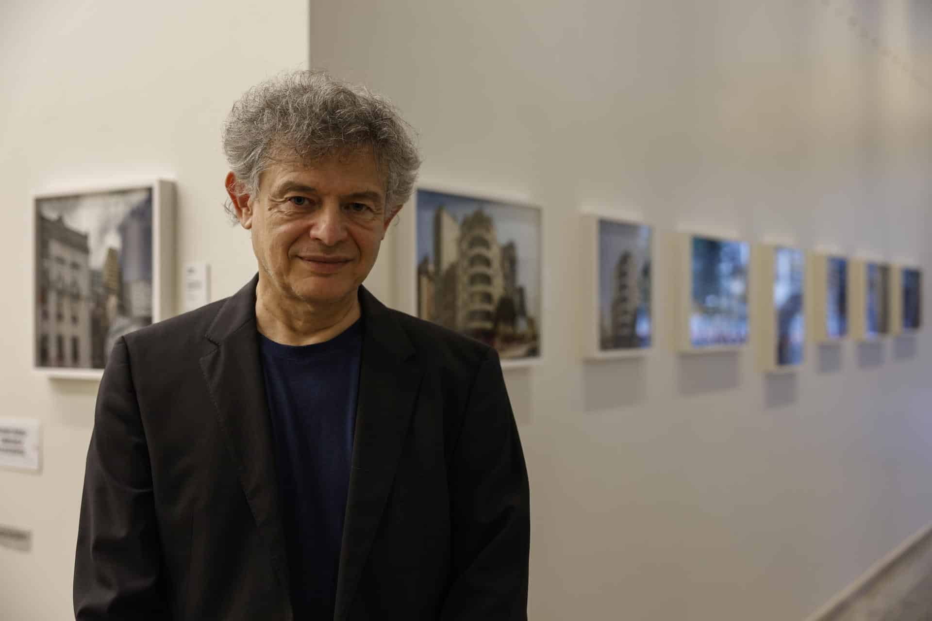 El fotógrafo español José Manuel Ballester posa durante la inauguración de su exposición 'Maravilha', este lunes en el Instituto Cervantes, en Sao Paulo (Brasil). EFE/ Sebastiao Moreira