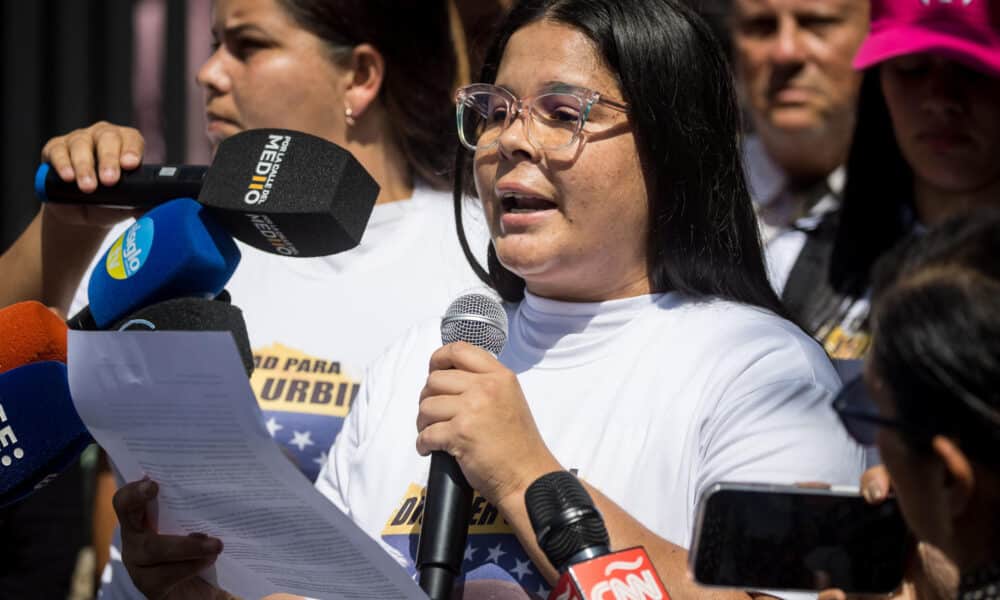 Una mujer habla durante una manifestación que pide la libertad de familiares detenidos tras las elecciones presidenciales del 28 de julio, este jueves frente al Palacio de Justicia, en Caracas (Venezuela). Una veintena de personas solicitaron al presidente de Venezuela, Nicolás Maduro, una "medida de gracia" que otorgue la libertad "plena e inmediata" a sus familiares, detenidos tras las elecciones presidenciales del 28 de julio, cuando se desataron protestas contra el resultado oficial, que dio una cuestionada reelección al mandatario. EFE/ Miguel Gutiérrez