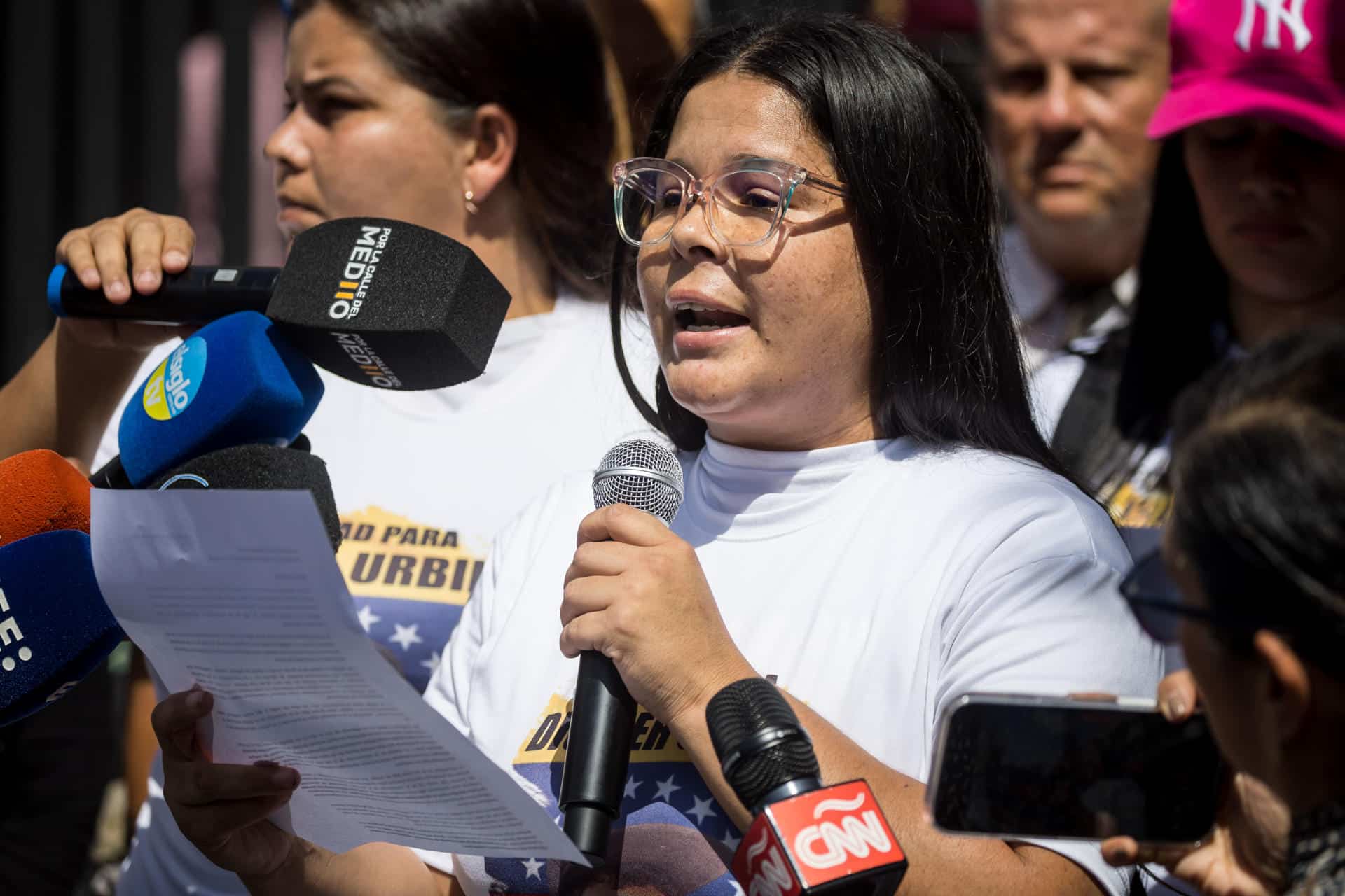 Una mujer habla durante una manifestación que pide la libertad de familiares detenidos tras las elecciones presidenciales del 28 de julio, este jueves frente al Palacio de Justicia, en Caracas (Venezuela). Una veintena de personas solicitaron al presidente de Venezuela, Nicolás Maduro, una "medida de gracia" que otorgue la libertad "plena e inmediata" a sus familiares, detenidos tras las elecciones presidenciales del 28 de julio, cuando se desataron protestas contra el resultado oficial, que dio una cuestionada reelección al mandatario. EFE/ Miguel Gutiérrez