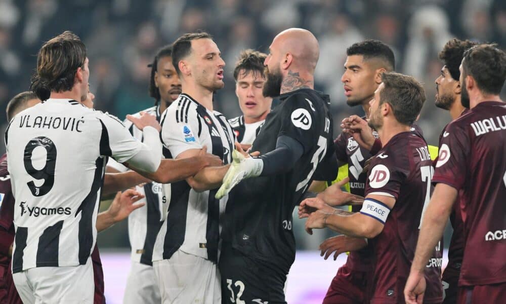 El jugador del Juventus Federico Gatti (C-I) se encara con Vanja Milkovic Savic (C-d), del Torino, durante el partido de la Serie A sjugado en Turín, Italia. EFE/EPA/ALESSANDRO DI MARCO