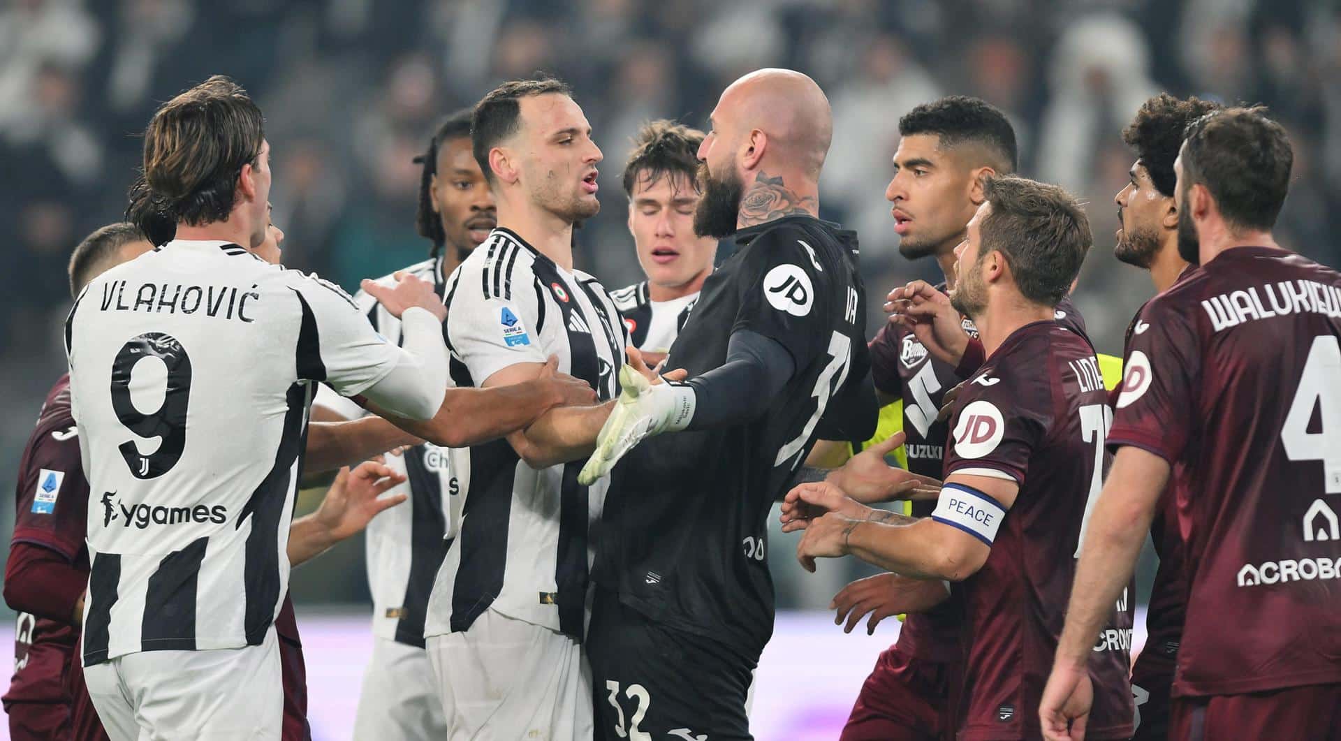 El jugador del Juventus Federico Gatti (C-I) se encara con Vanja Milkovic Savic (C-d), del Torino, durante el partido de la Serie A sjugado en Turín, Italia. EFE/EPA/ALESSANDRO DI MARCO