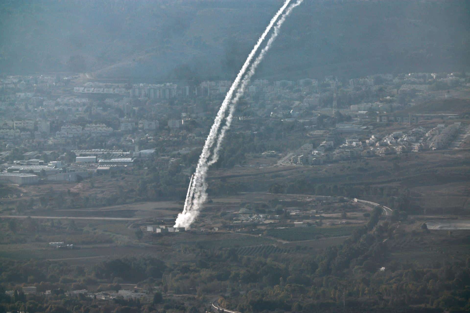 El sistema de defensa aérea Cúpula de Hierro de Israel intercepta misiles disparados desde el sur del Líbano sobre Kiryat Shmona, en el norte de Israel, el 22 de noviembre de 2024, en medio de hostilidades transfronterizas entre Hezbolá e Israel. El ejército de Israel declaró el 22 de noviembre que, tras las sirenas que sonaron en el área de la Bahía de Haifa, aproximadamente cinco proyectiles fueron identificados cruzando desde Líbano hacia el territorio israelí. Cúpula de Hierro, Líbano, Hizbulá/Hezbolá EFE/EPA/ATEF SAFADI