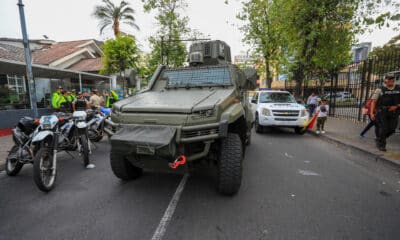 Fotografía de archivo en donde se ve observa una tanqueta de la Policía mientras resguarda las instalaciones del Tribunal Contencioso Electoral (TCE) en Quito (Ecuador). EFE/ José Jácome