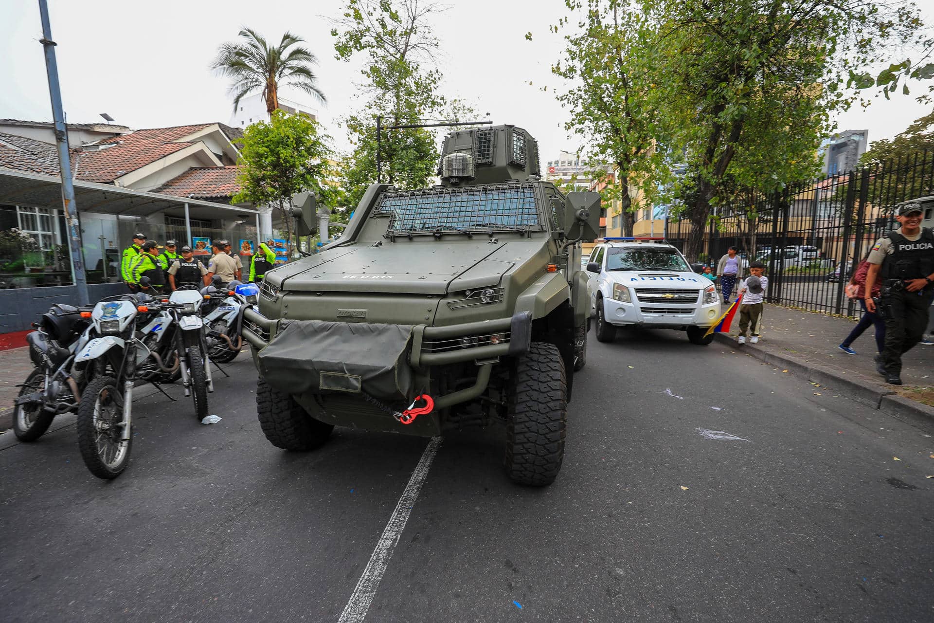 Fotografía de archivo en donde se ve observa una tanqueta de la Policía mientras resguarda las instalaciones del Tribunal Contencioso Electoral (TCE) en Quito (Ecuador). EFE/ José Jácome