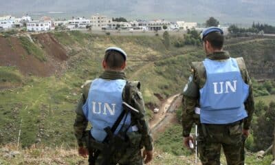 - Cascos azules españoles desplegados en Líbano comenzaron hoy a levantar una alambrada de espino en el sur de Líbano para cerrar un paso de trescientos metros entre Líbano e Israel utilizado por contrabandistas. En la foto, dos soldados españoles observan los trabajos que realizan decenas de militares españoles apoyados por máquinas excavadoras y en presencia de soldados libaneses y algunos cascos azules franceses, para colocar la valla en el límite de la localidad meridional de Ghayar, ocupada por Israel desde la guerra del verano de 2006. EFE/Ronith Daher