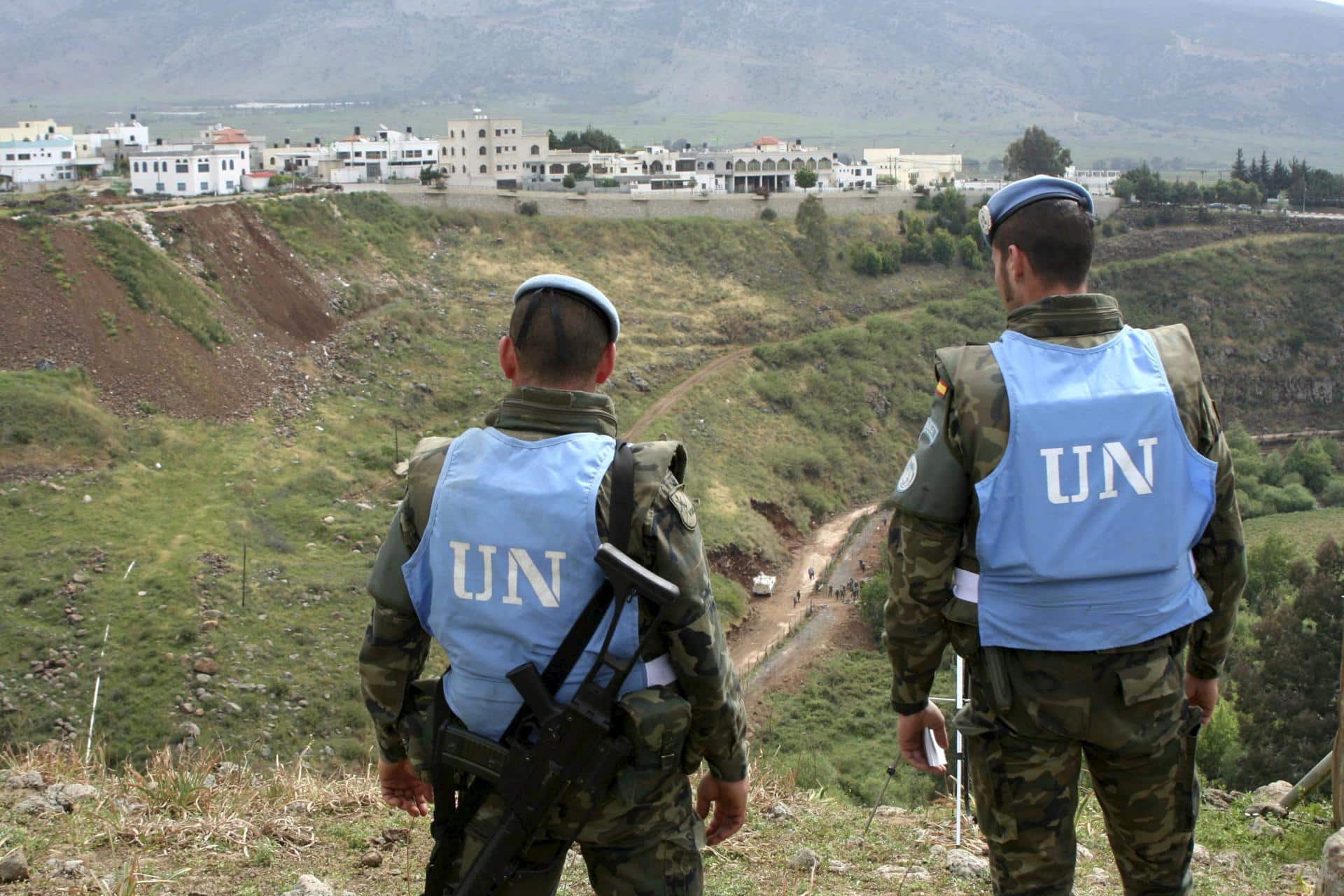 - Cascos azules españoles desplegados en Líbano comenzaron hoy a levantar una alambrada de espino en el sur de Líbano para cerrar un paso de trescientos metros entre Líbano e Israel utilizado por contrabandistas. En la foto, dos soldados españoles observan los trabajos que realizan decenas de militares españoles apoyados por máquinas excavadoras y en presencia de soldados libaneses y algunos cascos azules franceses, para colocar la valla en el límite de la localidad meridional de Ghayar, ocupada por Israel desde la guerra del verano de 2006. EFE/Ronith Daher