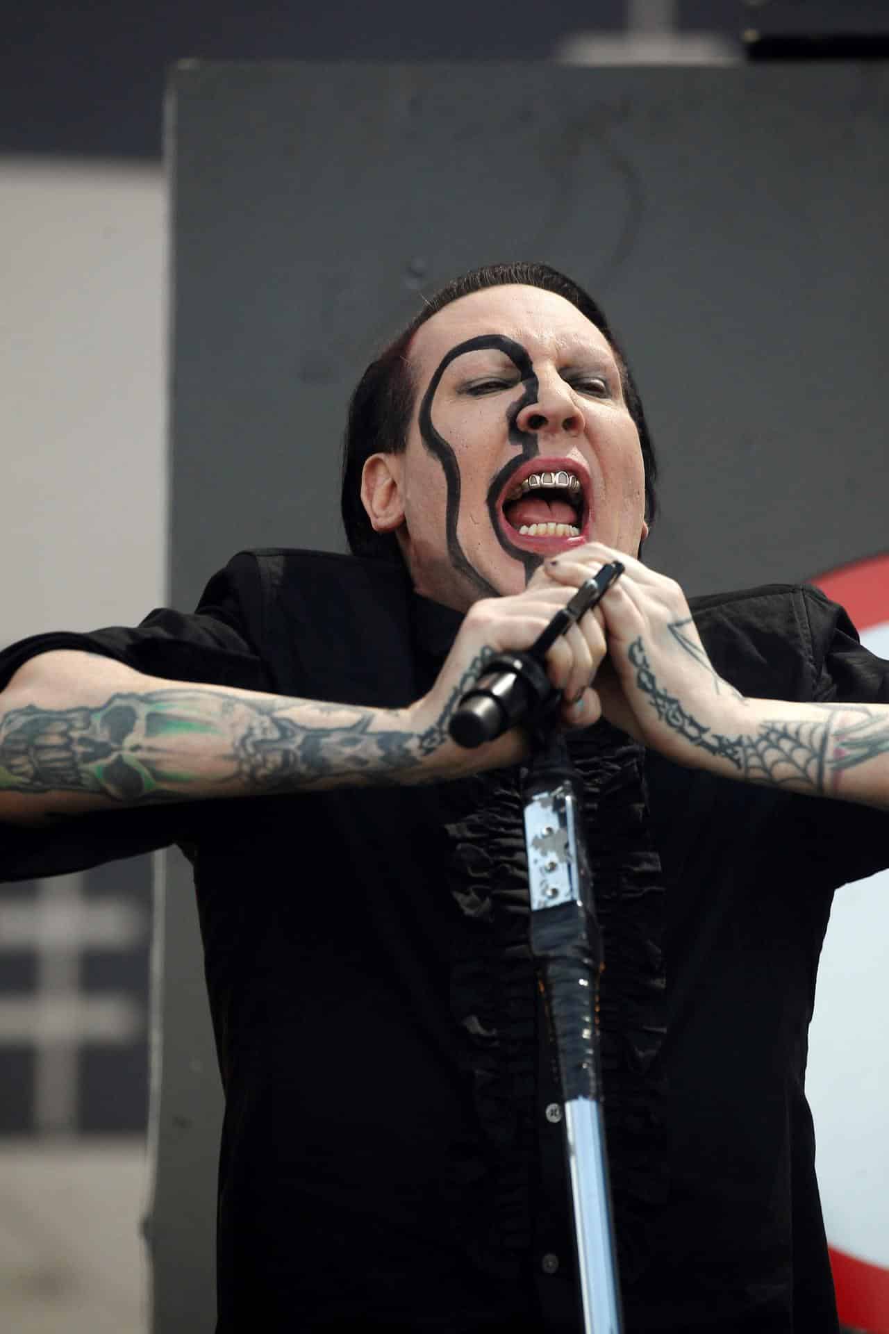 El cantante Marilyn Manson durante un concierto. EFE/Victor Lerena