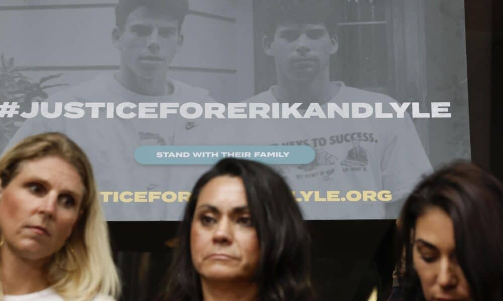 Fotografía del 16 de octubre de 2024 en donde se ven los familiares de Erik y Lyle Menendez mientras celebran una conferencia de prensa para pedir su liberación de prisión. EFE/CAROLINE BREHMAN