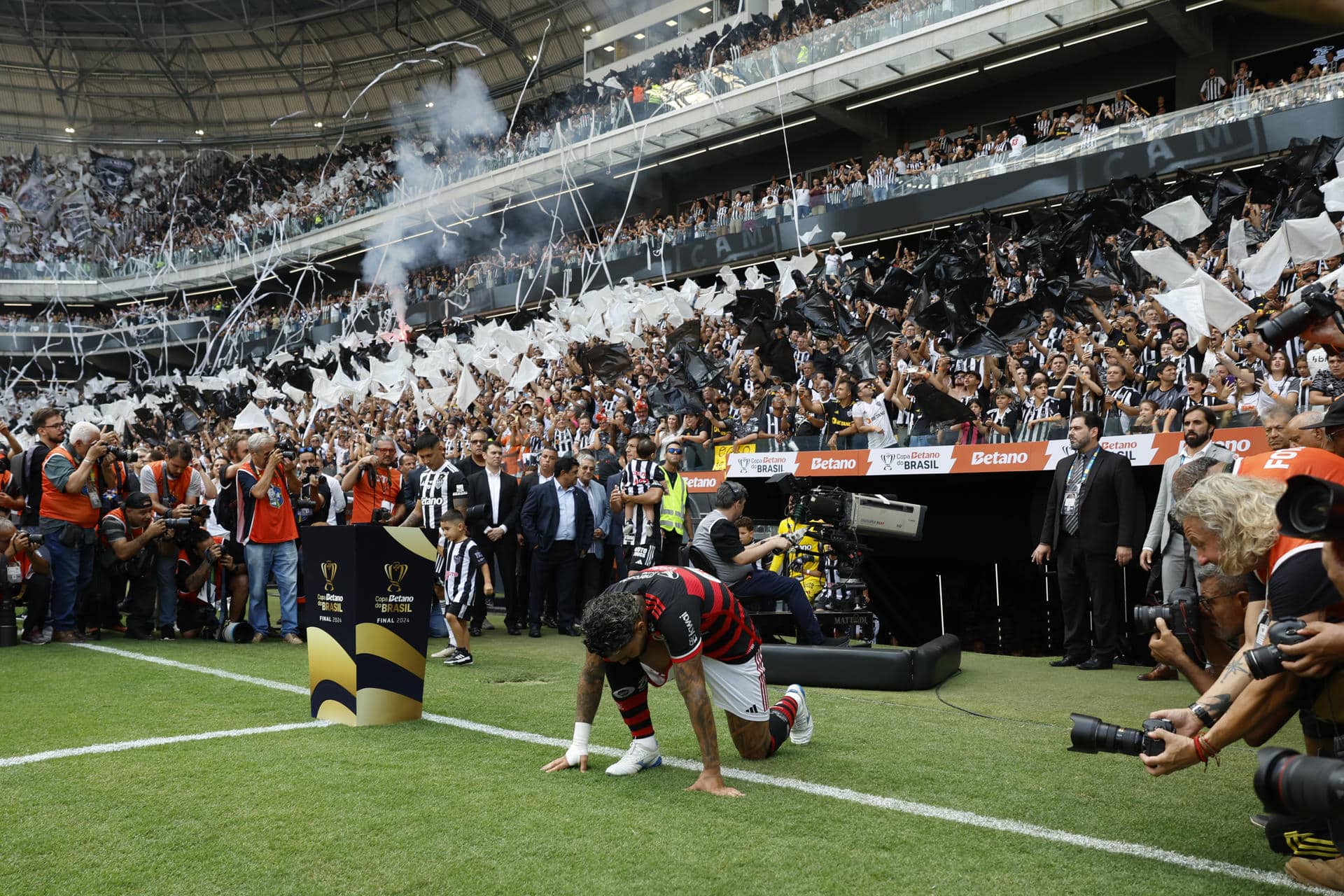 Gabriel Barbosa de Flamengo entra a la cancha durante la final de la Copa de Brasil en el estadio Arena MRV, en Belo Horizonte (Brasil). EFE/Antonio Lacerda