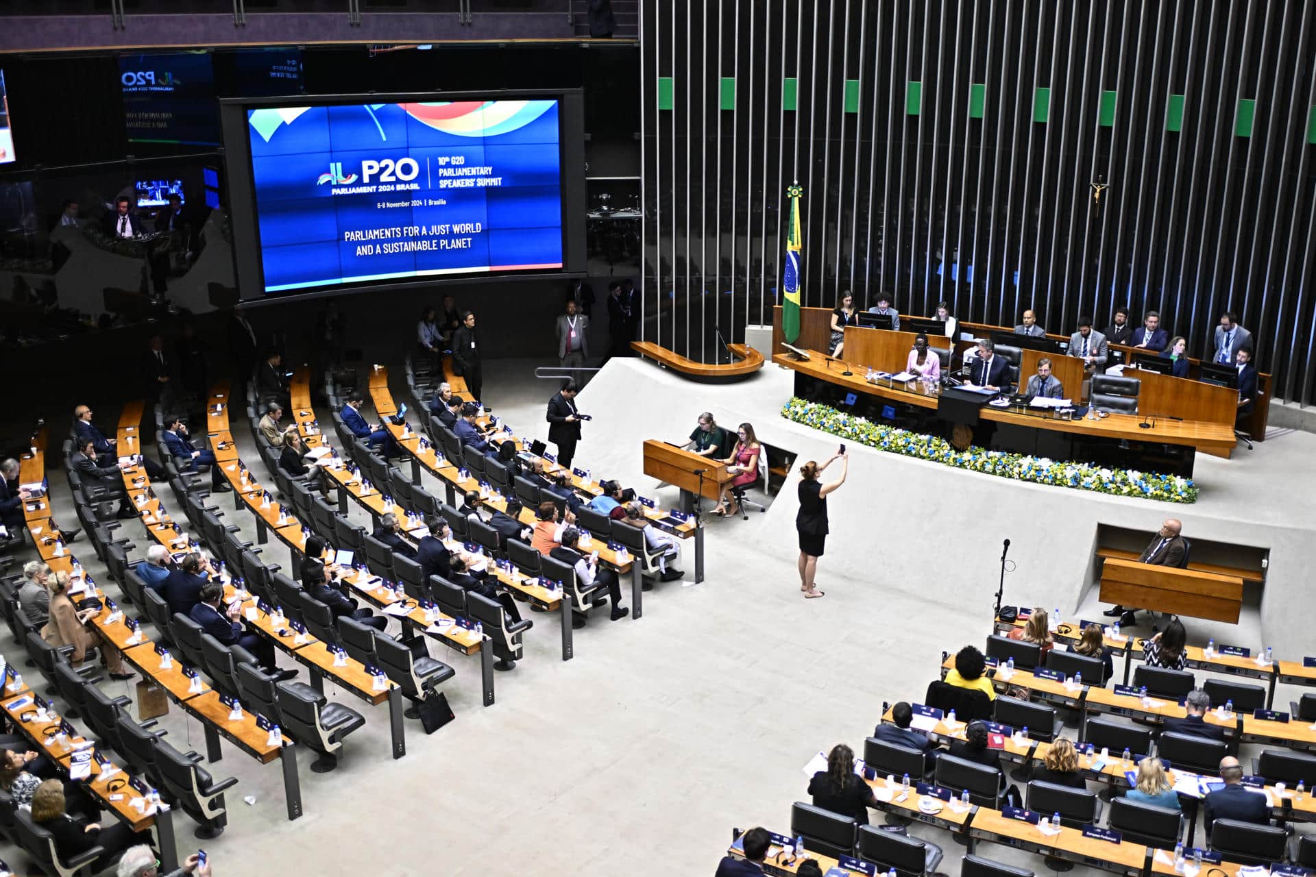 Fotografía de la ceremonia de clausura de la décima edición de la Cumbre Parlamentaria P20, este viernes en el Congreso Nacional en Brasilia (Brasil). EFE/ Andre Borges