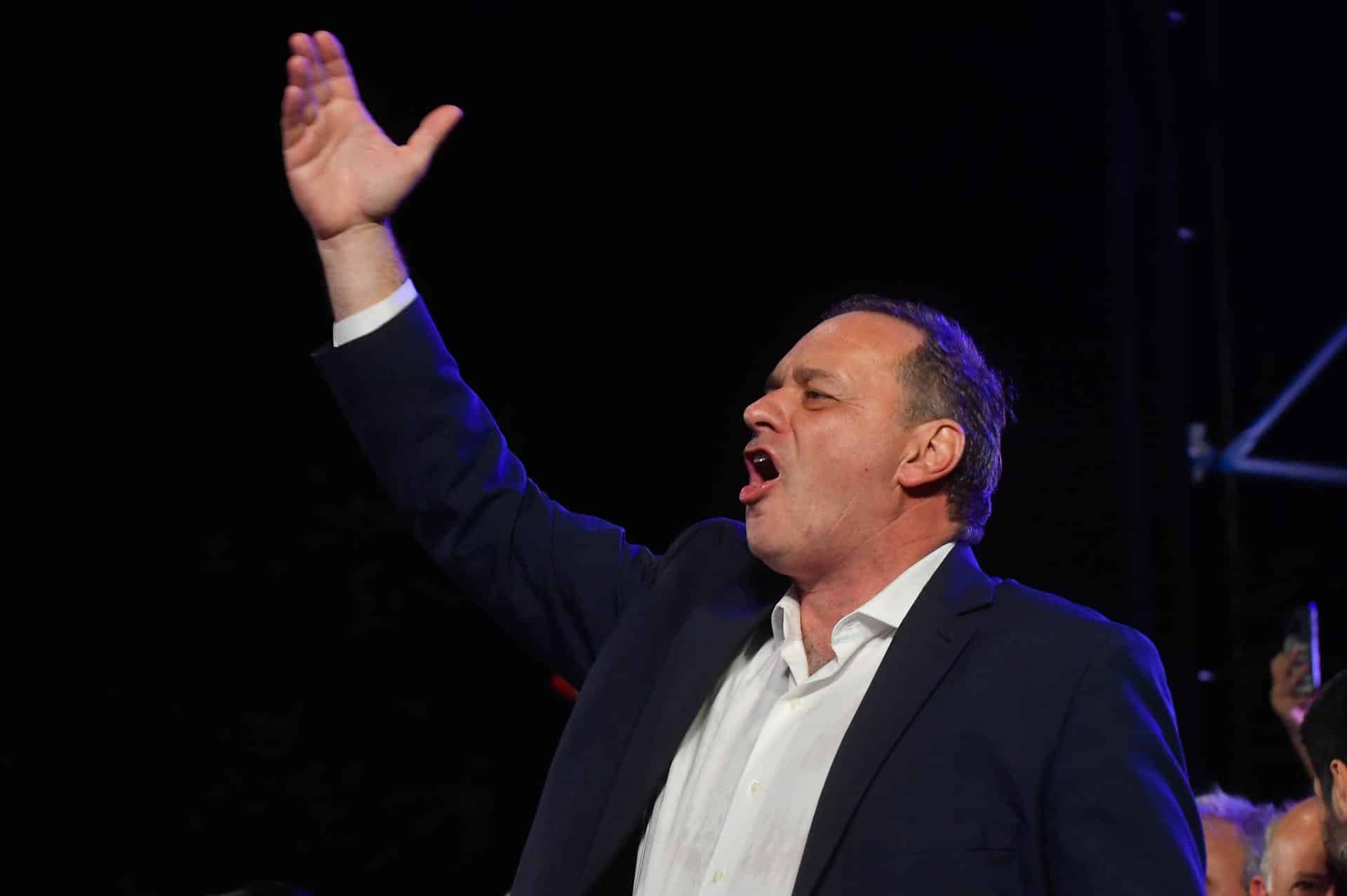 El candidato a la Presidencia de Uruguay por el oficialista Partido Nacional, Álvaro Delgado, participa en su cierre de campaña, este miércoles en Montevideo (Uruguay). EFE/ Str