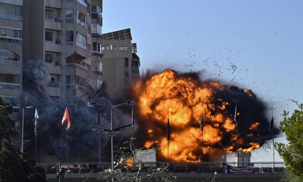 - El Ejército israelí bombardeó este viernes el sur de Beirut, un bastión del grupo chií libanés Hizbulá conocido como el Dahye, después de ordenar a los residentes evacuar la zona y entre una oleada de ataques en el Líbano que han dejado al menos 43 muertos en las últimas horas. EFE/ Wael Hamzeh