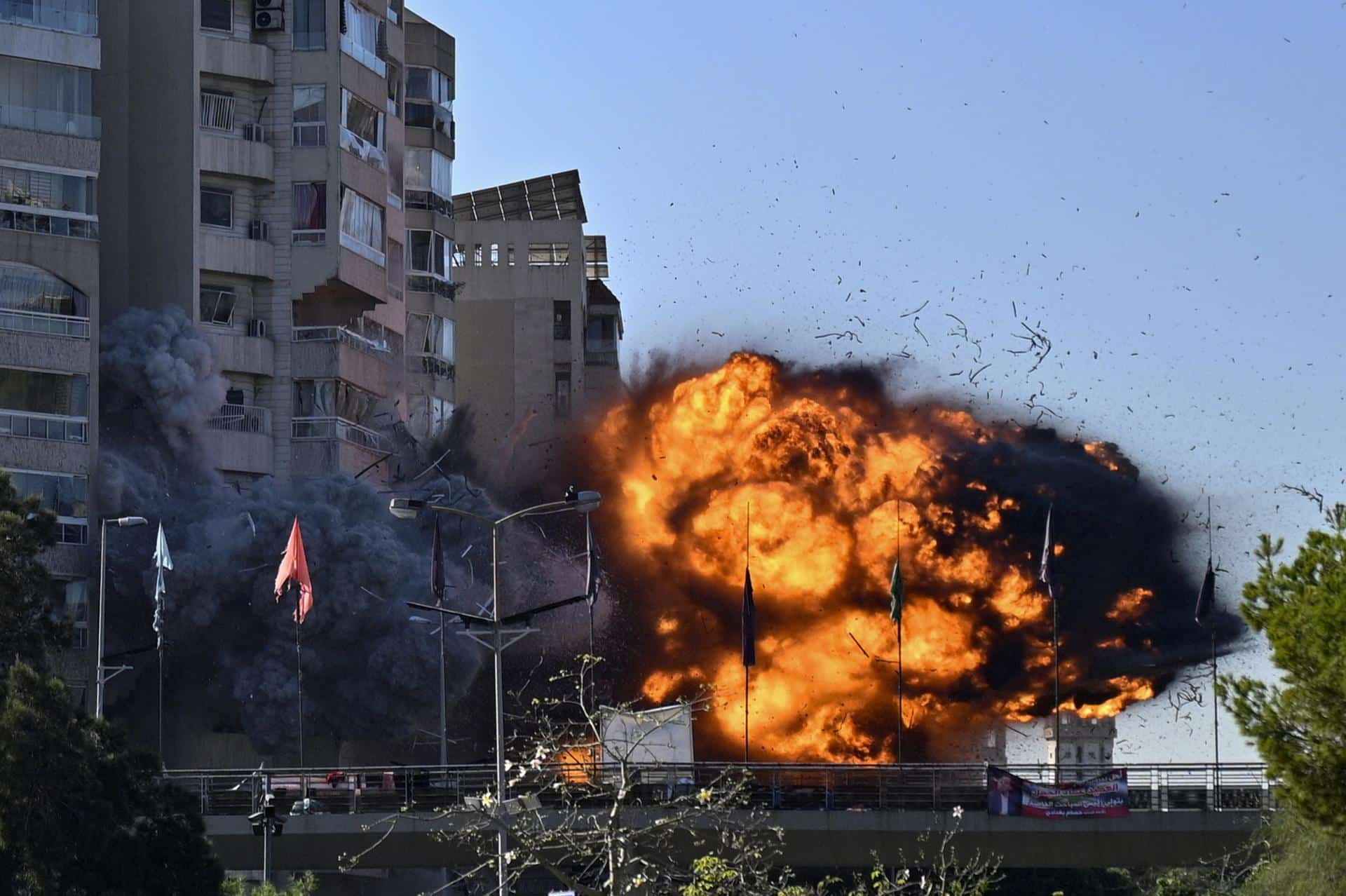 - El Ejército israelí bombardeó este viernes el sur de Beirut, un bastión del grupo chií libanés Hizbulá conocido como el Dahye, después de ordenar a los residentes evacuar la zona y entre una oleada de ataques en el Líbano que han dejado al menos 43 muertos en las últimas horas. EFE/ Wael Hamzeh