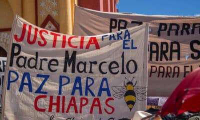 Manifestantes participan en una marcha en rechazo a la violencia este domingo, en San Cristóbal de las Casas (México). EFE/ Carlos López