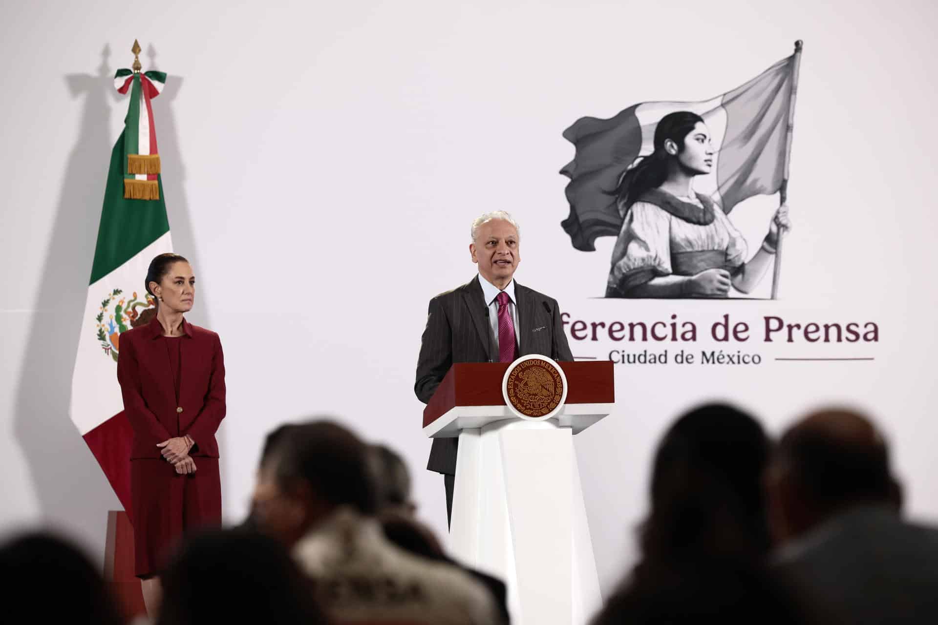 El  director general de Petróleos Mexicanos (Pemex), Víctor Rodríguez Padilla, habla durante en la conferencia de prensa matutina de la presidenta de México Claudia Sheinbaum, este miércoles en Palacio Nacional de la Ciudad de México (México). EFE/José Méndez