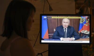 Una persona observa un discurso televisado del presidente ruso Vladimir Putin, en Moscú, Rusia, 21 de noviembre de 2024. Putin anunció una prueba exitosa del último misil de alcance medio "Oreshnik". Rusia lanzó un ataque combinado contra la planta de defensa Yuzhmash en Dnipro, Ucrania, con un misil balístico de una cabeza de guerra hipersónica no nuclear, en respuesta a los ataques ucranianos realizados con armas estadounidenses y británicas. (Rusia, Ucrania, Moscú) EFE/EPA/SERGEI ILNITSKY