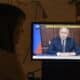 Una persona observa un discurso televisado del presidente ruso Vladimir Putin, en Moscú, Rusia, 21 de noviembre de 2024. Putin anunció una prueba exitosa del último misil de alcance medio "Oreshnik". Rusia lanzó un ataque combinado contra la planta de defensa Yuzhmash en Dnipro, Ucrania, con un misil balístico de una cabeza de guerra hipersónica no nuclear, en respuesta a los ataques ucranianos realizados con armas estadounidenses y británicas. (Rusia, Ucrania, Moscú) EFE/EPA/SERGEI ILNITSKY