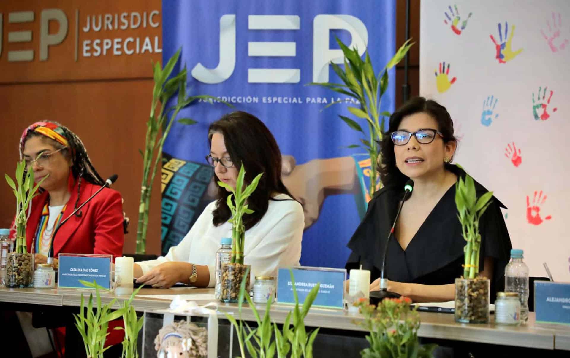 Fotografía cedida por la Jurisdicción Especial para la Paz (JEP) de la magistrada de la Sala de Reconocimiento de Verdad, de Responsabilidad y de Determinación de los Hechos y Conductas, Lily Andrea Rueda Guzmán (d), durante una rueda de prensa en Bogotá (Colombia). EFE/JEP