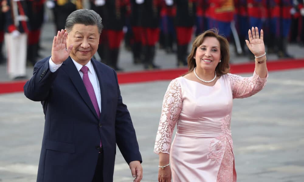 La presidenta de Perú, Dina Boluarte (d), recibe al presidente de China, Xi Jinping, este jueves en el Palacio de Gobierno en Lima (Perú). EFE/Paolo Aguilar