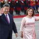 La presidenta de Perú, Dina Boluarte (d), recibe al presidente de China, Xi Jinping, este jueves en el Palacio de Gobierno en Lima (Perú). EFE/Paolo Aguilar