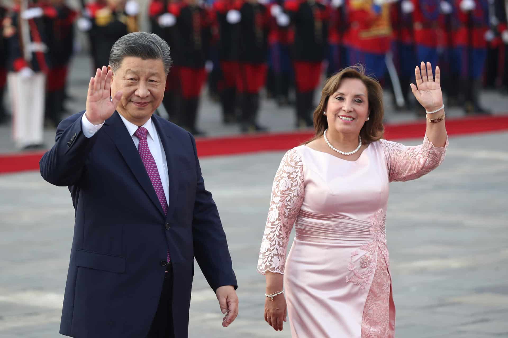 La presidenta de Perú, Dina Boluarte (d), recibe al presidente de China, Xi Jinping, este jueves en el Palacio de Gobierno en Lima (Perú). EFE/Paolo Aguilar