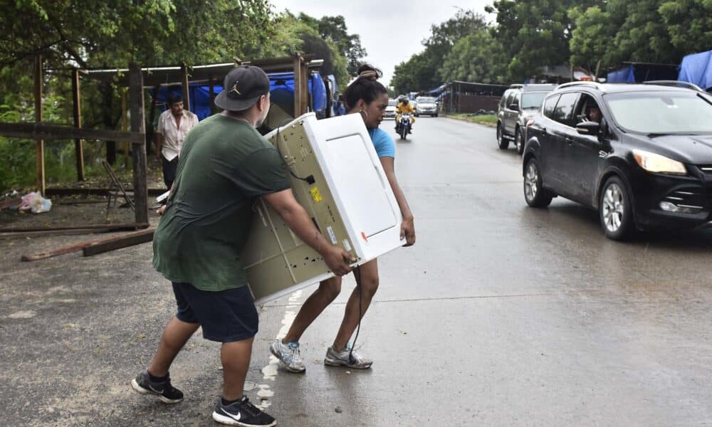 Pobladores transportan sus pertenencias luego de que el gobierno emitiera alerta roja y ordenara evacuar las zonas bajas de la costa norte de Honduras debido al aumento de las lluvias. Imagen de archivo. EFE/José Valle