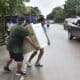 Pobladores transportan sus pertenencias luego de que el gobierno emitiera alerta roja y ordenara evacuar las zonas bajas de la costa norte de Honduras debido al aumento de las lluvias. Imagen de archivo. EFE/José Valle