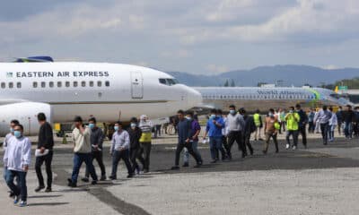 Migrantes que hacen parte de 56 unidades familiares, caminan al ser retornados a Ciudad de Guatemala (Guatemala). Imagen de archivo. EFE/ Mariano Macz