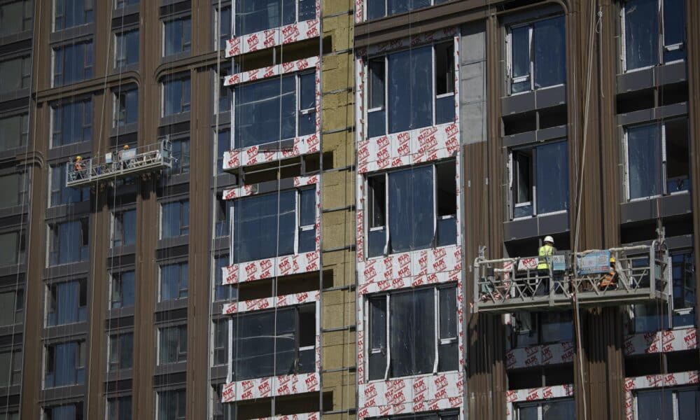 Fotografía de archivo de edificios en construcción en Pekín, China. EFE/ANDRÉS MARTÍNEZ CASARES