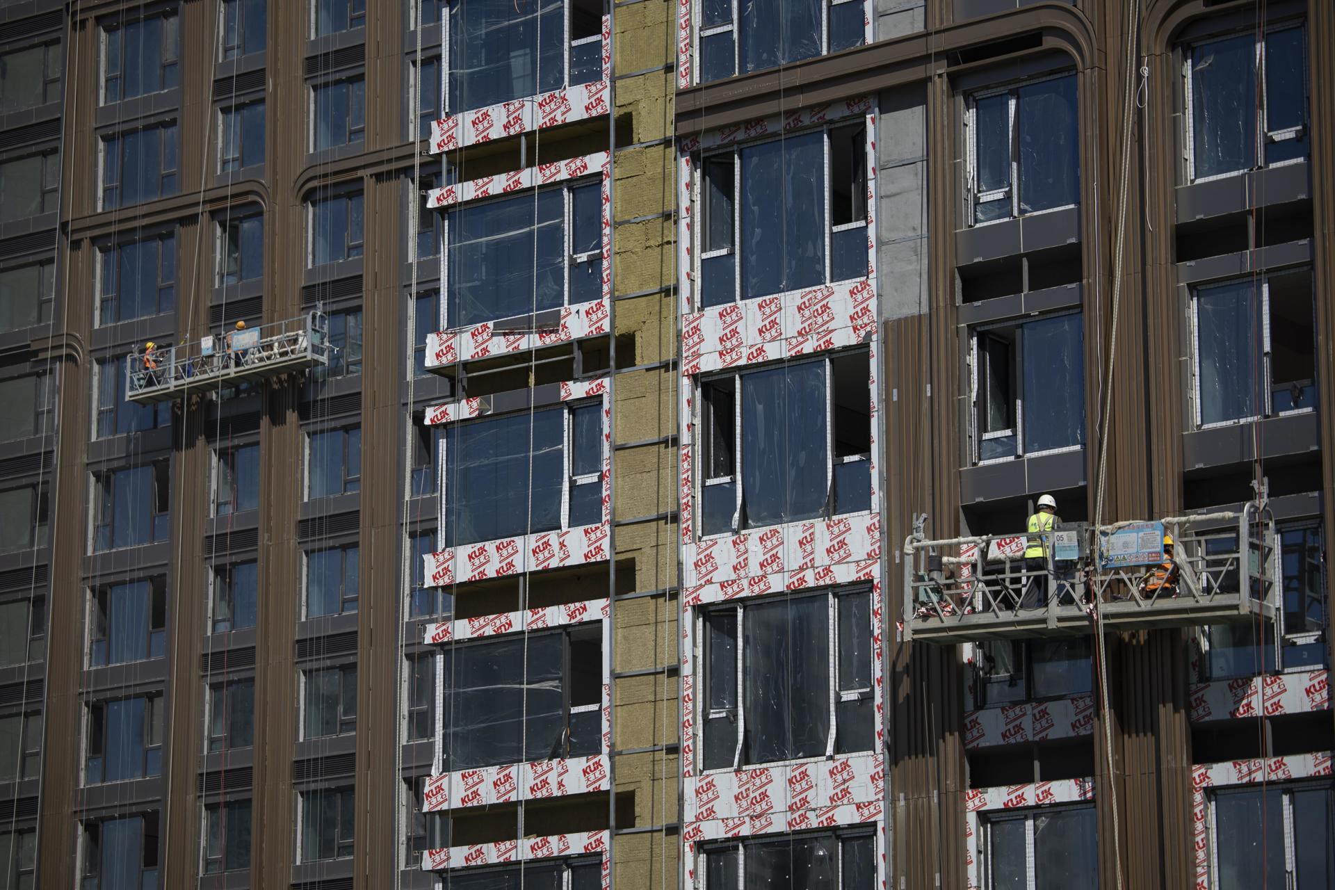 Fotografía de archivo de edificios en construcción en Pekín, China. EFE/ANDRÉS MARTÍNEZ CASARES