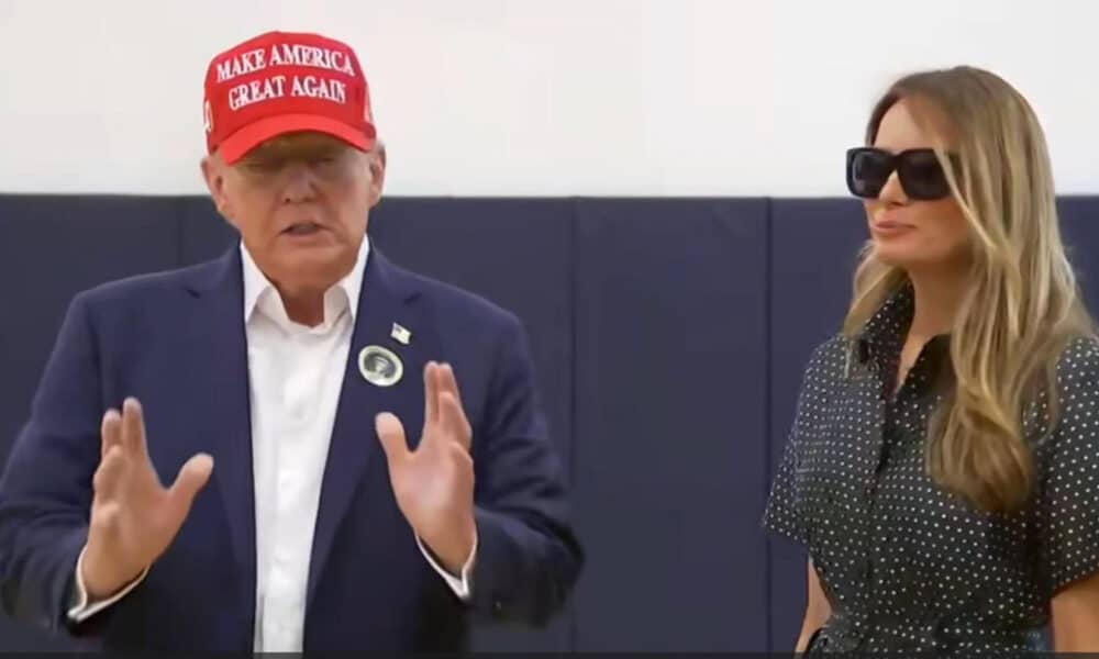 Captura de pantalla donde se observa al candidato republicano, el expresidente Donald Trump, junto a su esposa, Melania Trump, luego de depositar su voto, este martes, en el Mandel Recreation Center de Palm Beach, en Florida (Estados Unidos). EFE/ Donald Trump