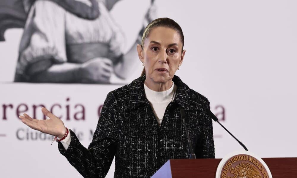 La presidenta de México, Claudia Sheinbaum, habla durante una rueda de prensa este viernes en Palacio Nacional de la Ciudad de México (México). . EFE/José Méndez