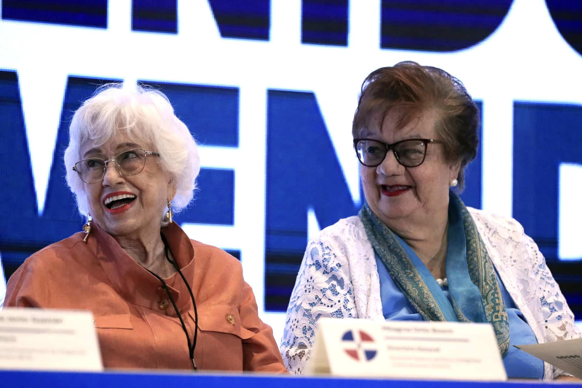 La vicepresidenta de Honduras, Doris Gutiérrez (d) junto a la directora general de la Dirección General de Ética e Integridad Gubernamental, Milagros Ortiz Bosch, participan de la inauguración del XXVII Encuentro de la Red de Transparencia y Acceso a la Información (RTA), este martes, en la ciudad de Tegucigalpa (Honduras). EFE/ Gustavo Amador