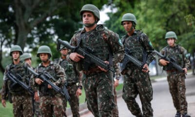 Soldados del ejército brasileño se preparan para vigilar una zona cerca del Museo de Arte Moderno, este jueves en Río de Janeiro (Brasil). EFE/ André Coelho