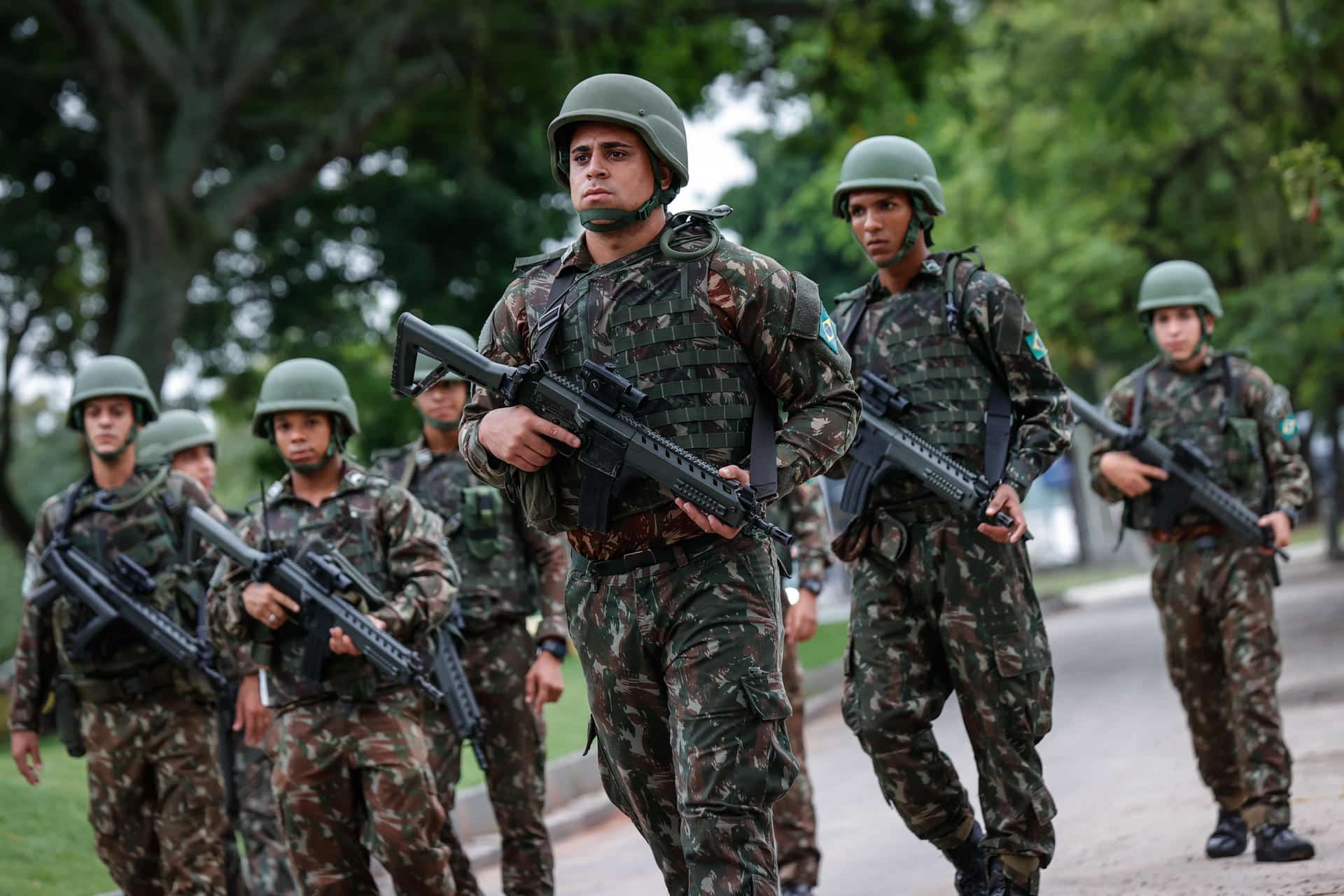 Soldados del ejército brasileño se preparan para vigilar una zona cerca del Museo de Arte Moderno, este jueves en Río de Janeiro (Brasil). EFE/ André Coelho