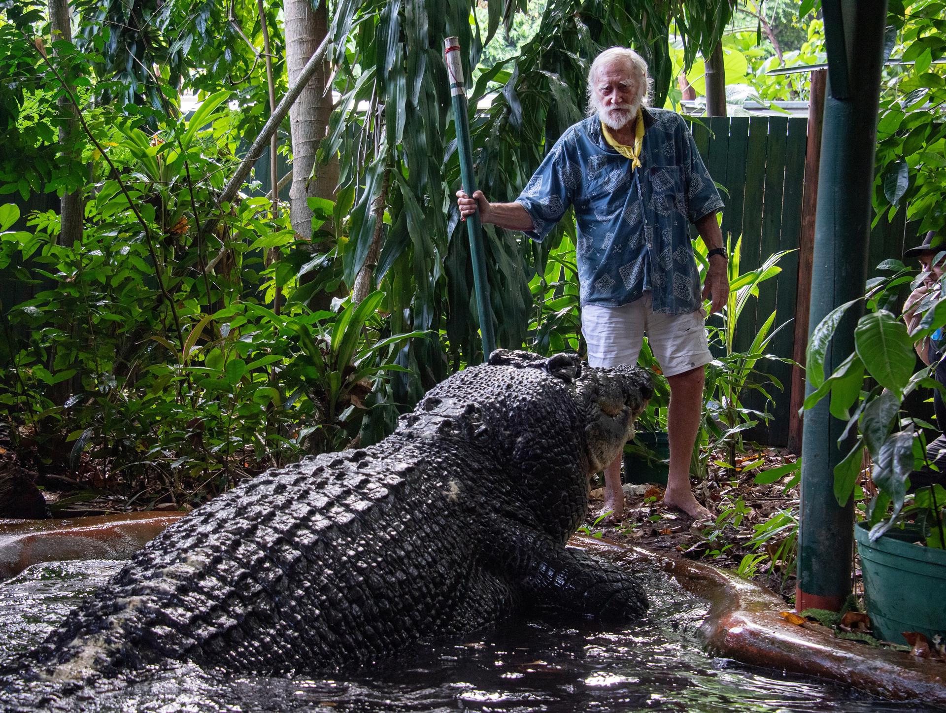 Fotografía de archivo del cuidador del centro Marineland Melanesia de Australia con Cassius, el cocodrilo en cautividad más grande del mundo según el Libro Guiness de los Récords, que falleció el 1 de noviembre. EFE/EPA/BRIAN CASSEY AUSTRALIA AND NEW ZEALAND OUT