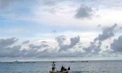 Fotografía de archivo en donde pescadores en aguas colombianas. EFE /Oswaldo Ramírez