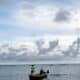 Fotografía de archivo en donde pescadores en aguas colombianas. EFE /Oswaldo Ramírez