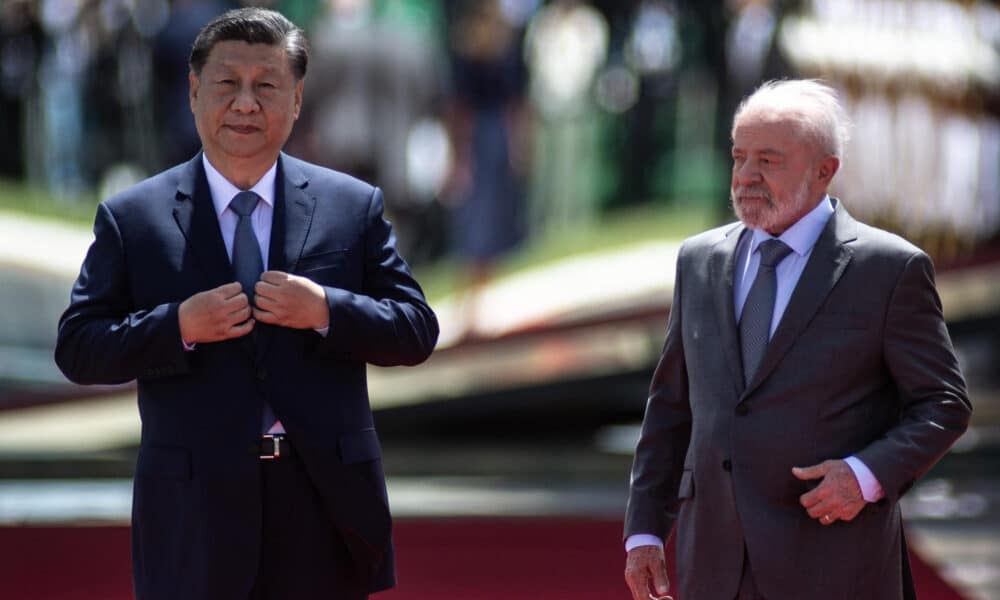 El presidente brasileño, Luiz Inácio Lula da Silva (d), recibe con honores de Estado a su homólogo chino, Xi Jinping (i), este miércoles en Brasilia (Brasil). EFE/Andressa Anholete