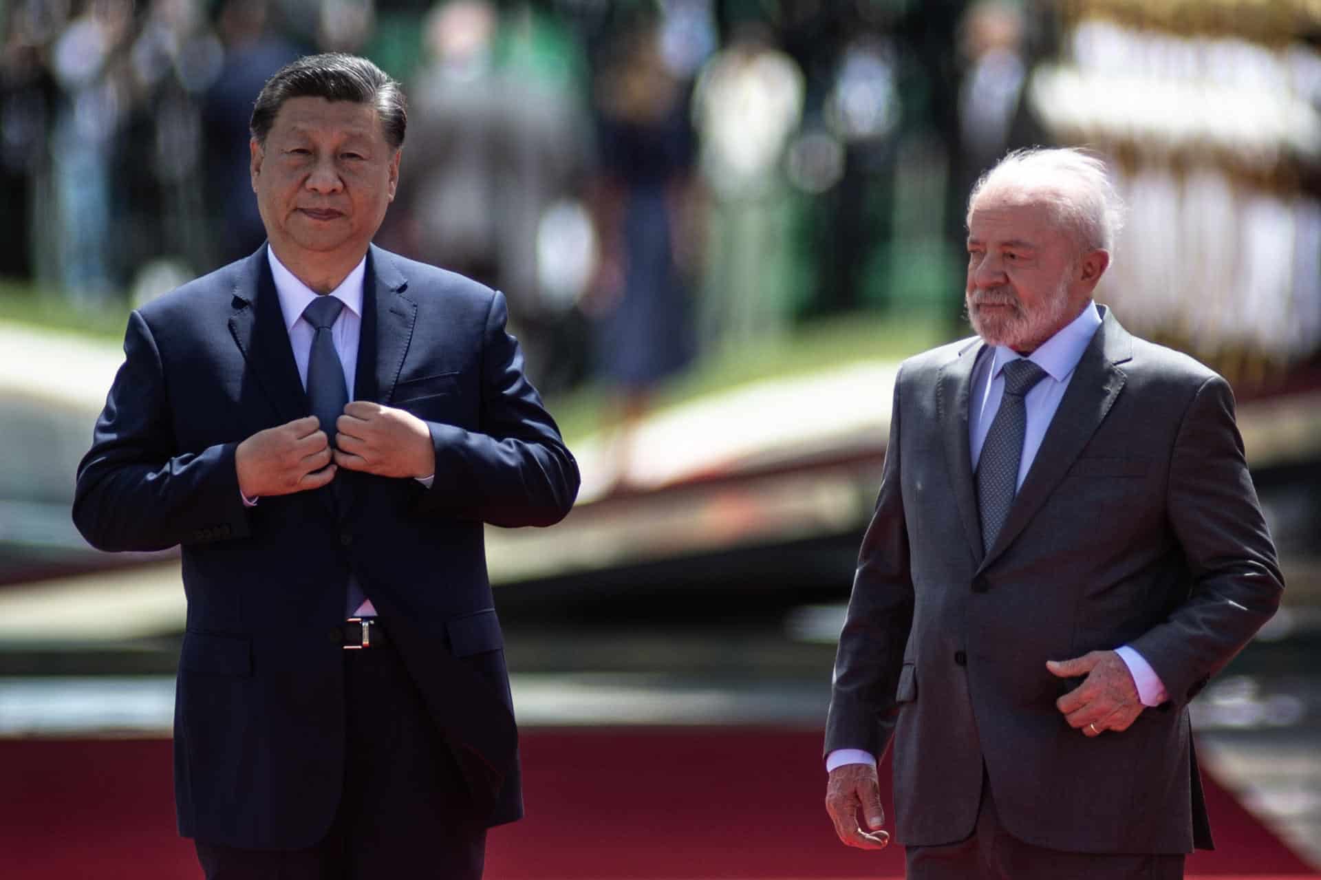 El presidente brasileño, Luiz Inácio Lula da Silva (d), recibe con honores de Estado a su homólogo chino, Xi Jinping (i), este miércoles en Brasilia (Brasil). EFE/Andressa Anholete