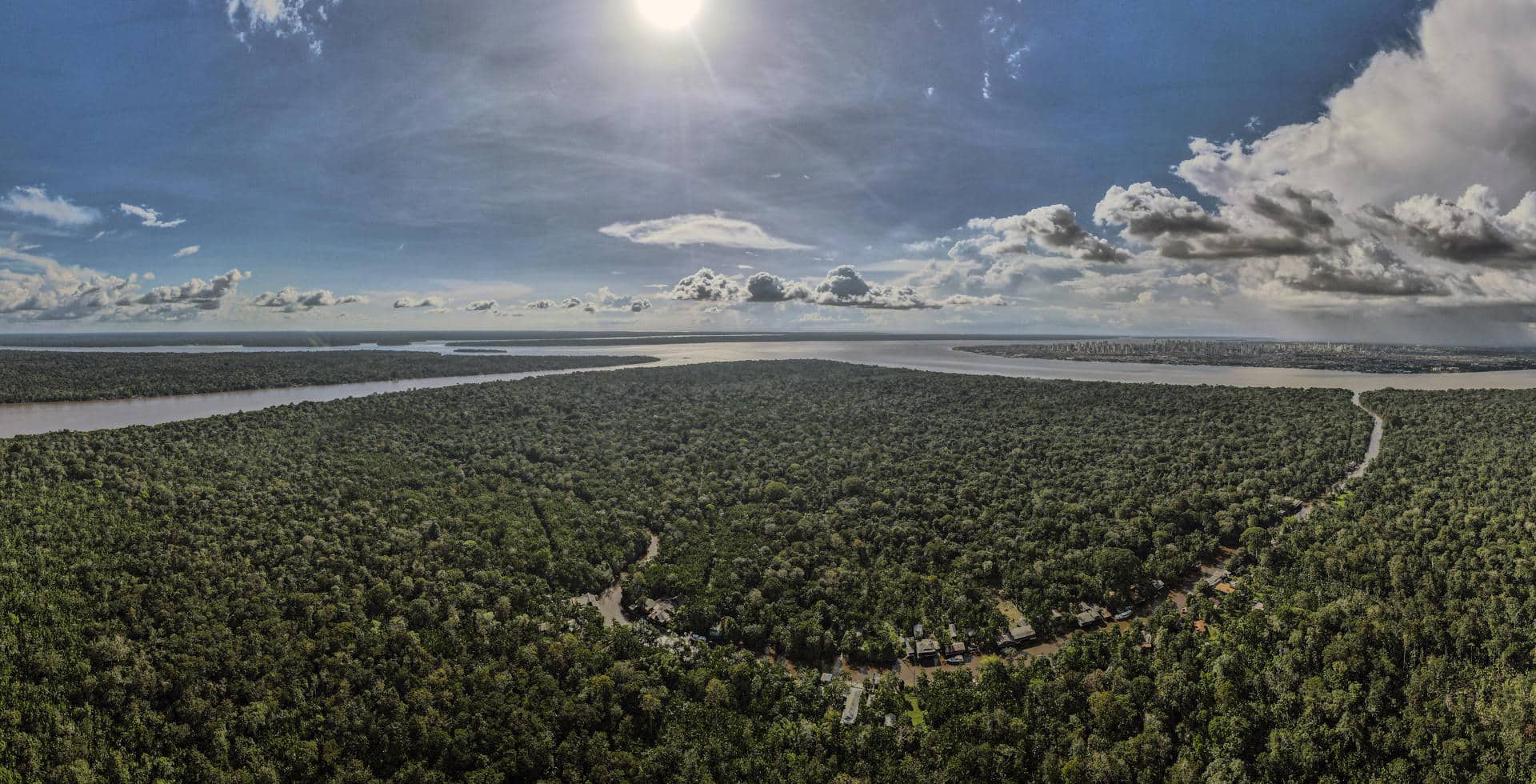 Fotografía aérea tomada con un dron una zona de la Floresta Amazónica, en el estado de Pará, norte de Brasil. EFE/ Antonio Lacerda