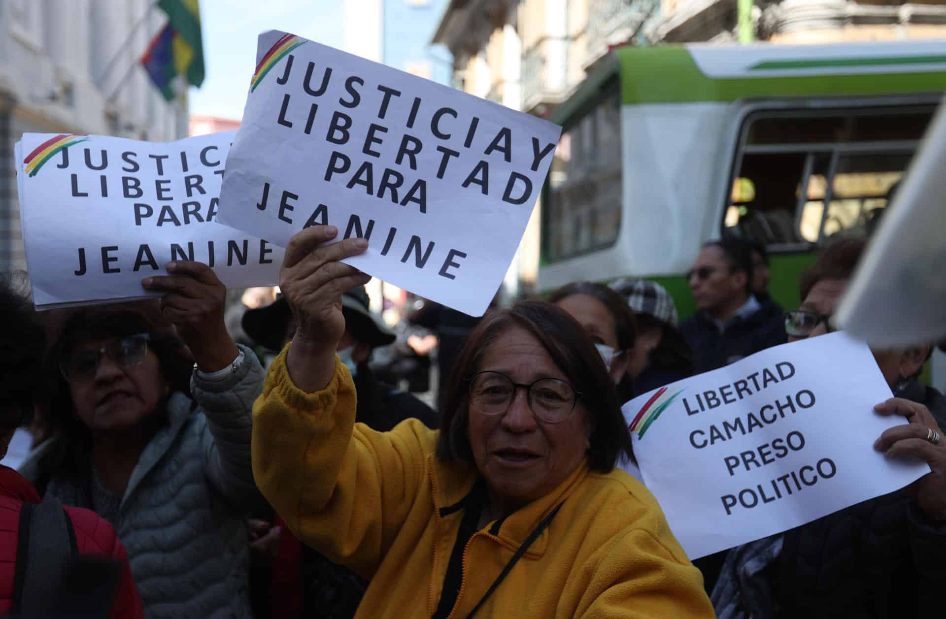 Foto de archivo de simpatizantes de la expresidenta interina de Bolivia, Jeanine Áñez (2019-2020). EFE/ Luis Gandarillas